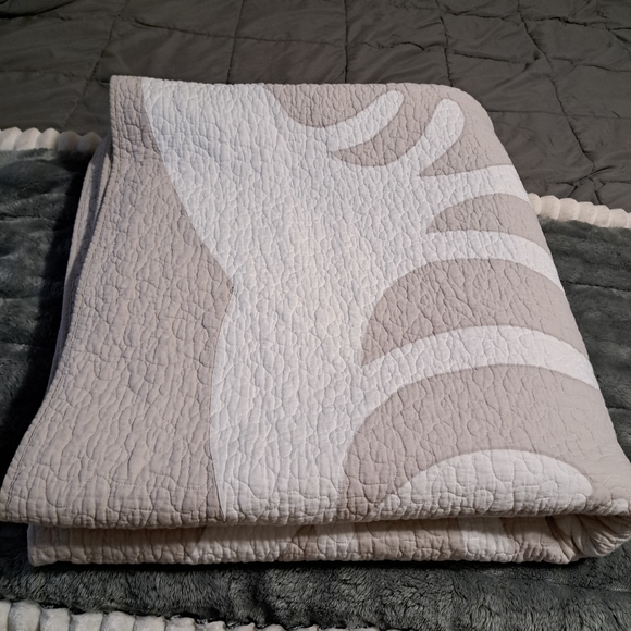 Tommy Bahama Cream and Tan Comforter - Picture 7 of 8